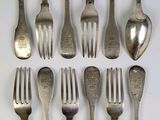 beaucoup de fourchettes et de cuillères sur la table
