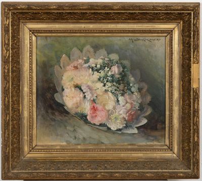 tableau représentant un bouquet de fleurs dans un cadre doré posé sur une table