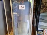 un réfrigérateur qui se trouve dans une pièce où il y a une affiche sur la porte