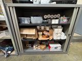 une armoire métallique sur laquelle sont posés de nombreux objets