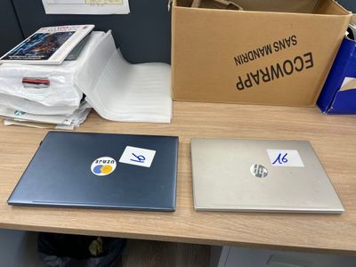 deux ordinateurs portables posés l'un à côté de l'autre sur un bureau