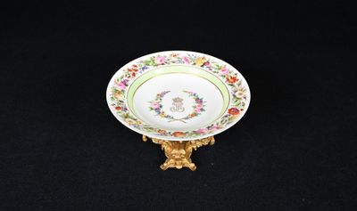 SEVRES. Surtout de table en porcelaine, le bassin centré d'u…