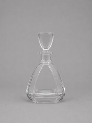 une bouteille en verre transparent posée sur une table