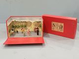 une petite boîte rouge contenant une scène miniature