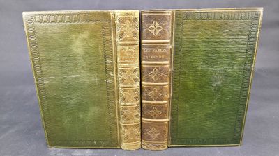 deux vieux livres posés l'un sur l'autre sur une table
