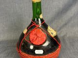 une bouteille de vin posée sur une table