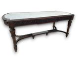 une vieille table en bois avec un plateau en marbre sur fond blanc