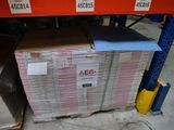 une pile de boîtes sur une palette dans un entrepôt