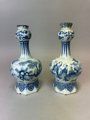 paire de vases bleus et blancs posés sur une table