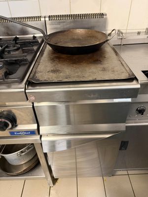 une poêle sur la cuisinière dans la cuisine