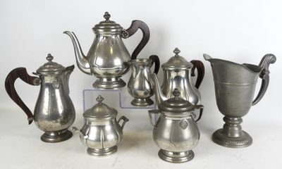 beaucoup de cafetières et de pichets en argent sur la table
