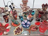 une table en verre sur laquelle sont posés de nombreux vases en verre