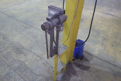 une borne d'incendie fixée à un poteau jaune