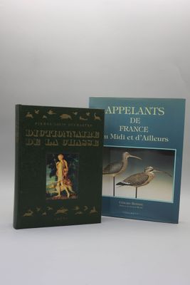 Deux livres sont posés sur une surface blanche ; l'un représente un oiseau et l'autre représente un oiseau.