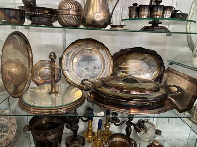une vitrine en verre contenant de nombreux objets en argent