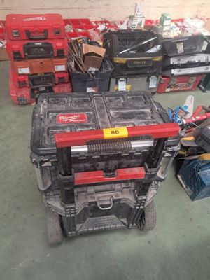 de nombreux outils éparpillés sur le sol du garage