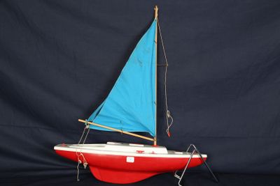 une maquette de voilier avec une voile bleue