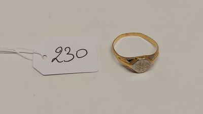 gros plan d'une bague en or portant une étiquette de prix