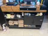 un bureau d'ordinateur sur lequel sont posés deux écrans et une imprimante