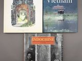 trois livres sont empilés sur une table