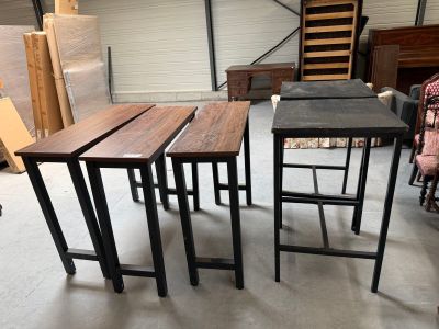 trois tables et deux tabourets dans une pièce