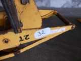 un gros plan sur une fourchette jaune sur laquelle figure un chiffre