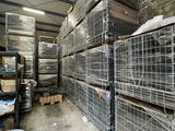 de nombreuses cages empilées dans un entrepôt