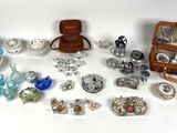 un grand nombre d'objets différents posés sur la table