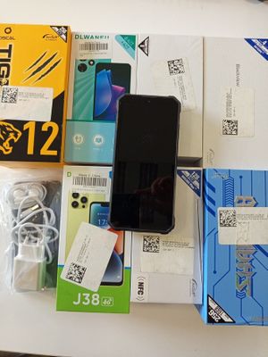 une table sur laquelle sont posés plusieurs appareils électroniques