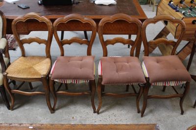 de nombreuses chaises et une table sur laquelle est posé un ordinateur portable