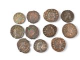six pièces de monnaie romaines antiques sur un fond blanc