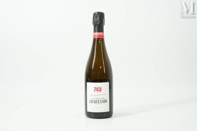 une bouteille de vin posée sur une table