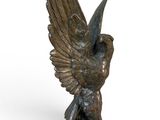 une image représentant une statue en bronze d'un oiseau sur fond blanc