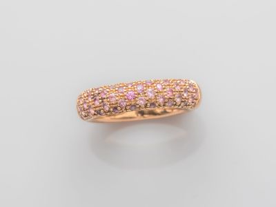 une bague en or rose 18 carats sertie de saphirs roses et de diamants