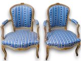 paire de fauteuils de style Louis XV avec revêtement bleu