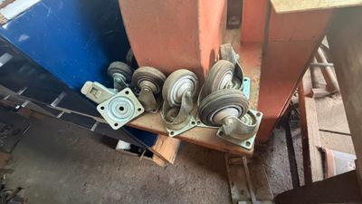 trois roues posées sur une palette