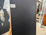 une porte noire au milieu d'une pièce