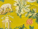 un gros plan d'un parapluie jaune orné de fleurs