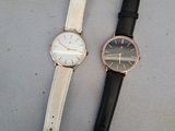 deux montres assises l'une à côté de l'autre sur une table