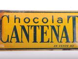 panneau jaune et noir sur lequel est inscrit « chocolate cantena »