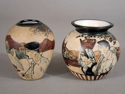 deux vases posés côte à côte sur une table