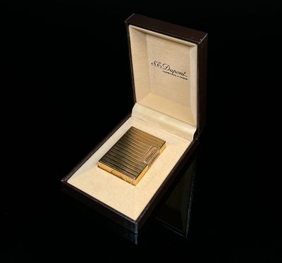 une boîte contenant un briquet, posée sur une surface noire