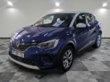 une voiture bleue est garée dans une pièce au sol à carreaux