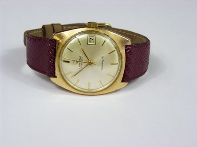 une image représentant une montre-bracelet au boîtier en or