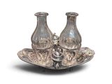 deux vases en argent posés sur un plateau en argent, sur fond blanc