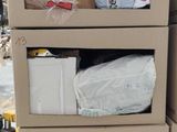 boîtes empilées dans un entrepôt