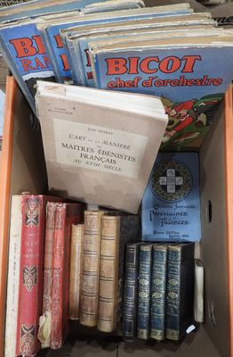 une boîte pleine de livres posée sur une table
