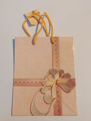un petit sac cadeau orné d'un nœud
