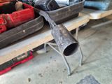 certains outils sont posés sur une table dans un garage