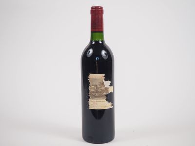 une bouteille de vin posée sur une table